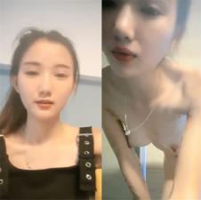 姐姐洗澡前先来抠抠摸摸开个直播赚外快.